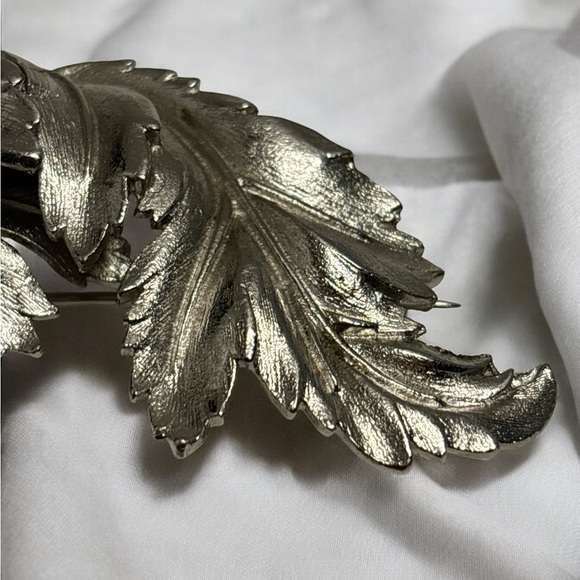 Pegasus Coro Vintage Textured Leaf Design Brooch 3-3/4” - Picture 2 of 12